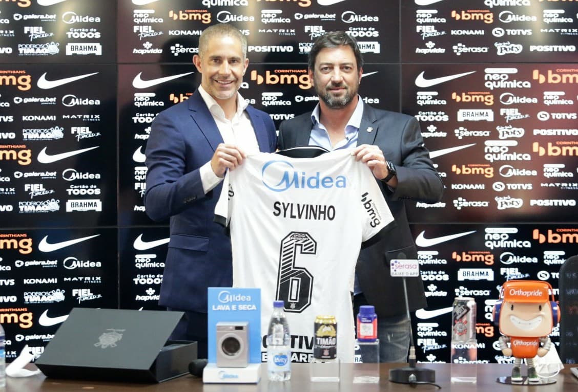 Duilio, presidente do Corinthians, e o técnico Sylvinho