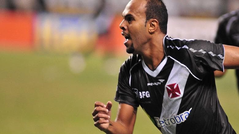 Alecsandro marca o gol da vitória do Vasco contra o Botafogo