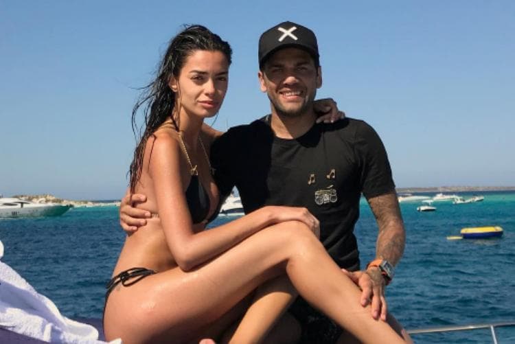 Daniel Alves e a esposa Joana Sanz, em Ibiza