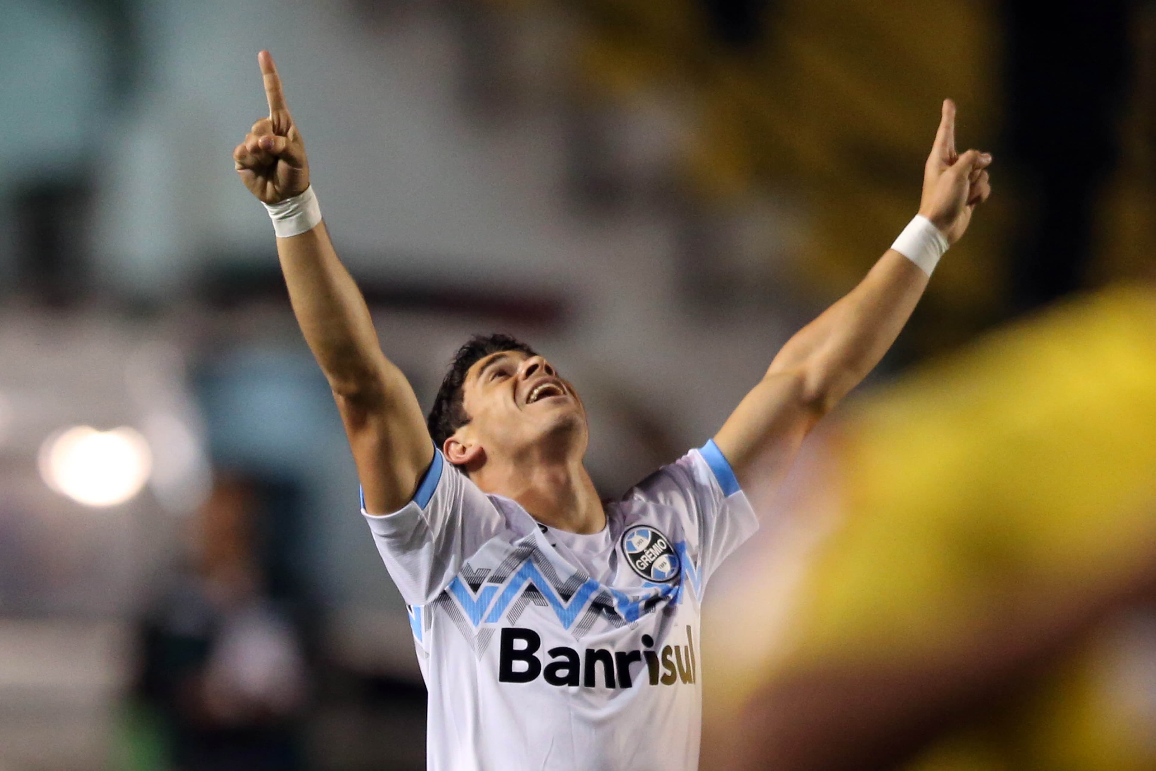 Giuliano do Grêmio comemora seu gol durante partida contra o Figueirense e Grêmio, válida pela décima primeira rodada do Campeonato Brasileiro, no Estádio Orlando Scarpelli, em Florianópolis (SC)