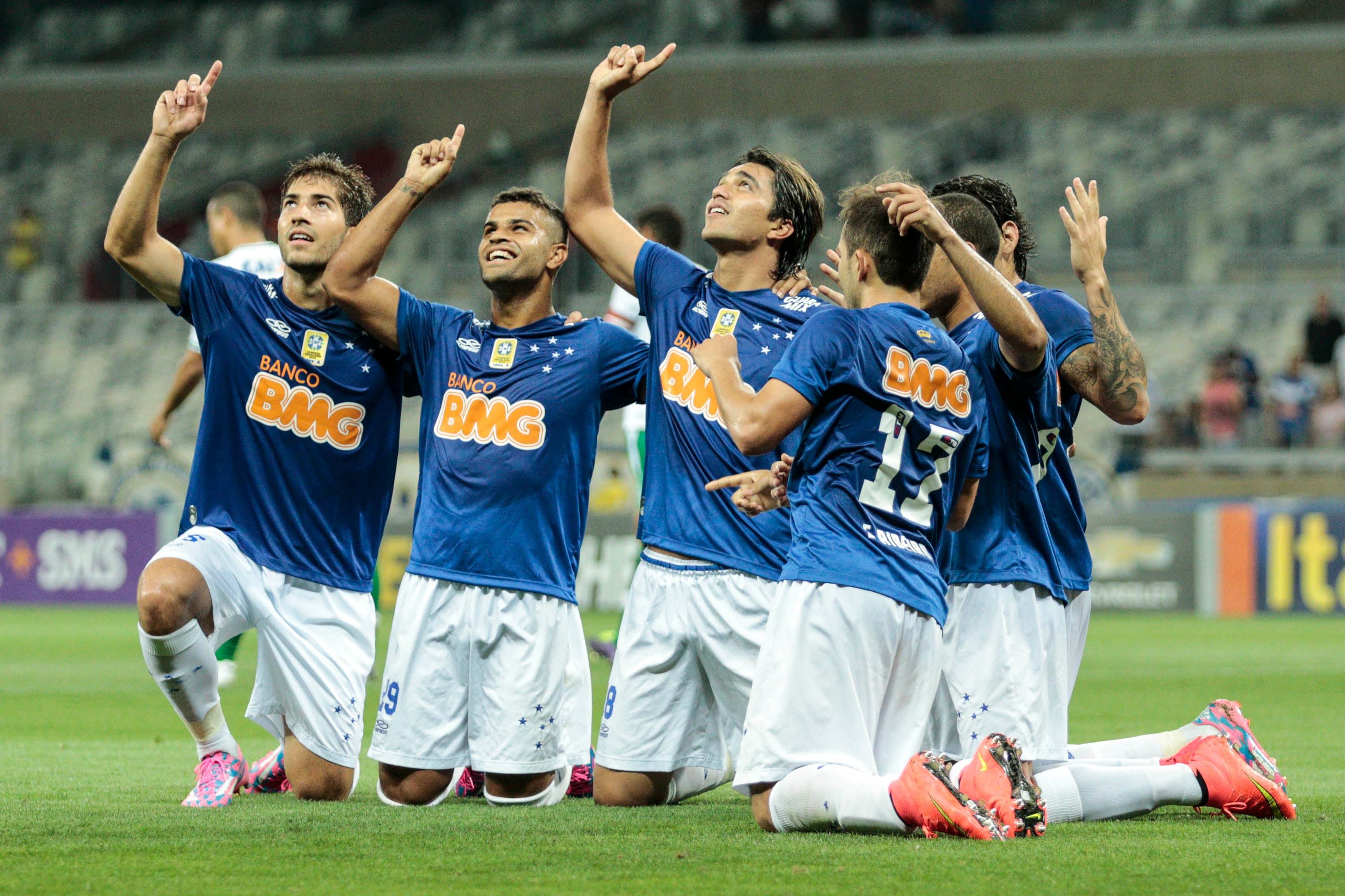Cruzeiro comemora vitória de 4 a 2 sobre o Chapecoense