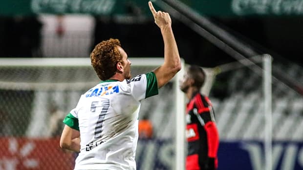 Zé Love comemora o terceiro gol do Coritiba contra o Flamengo