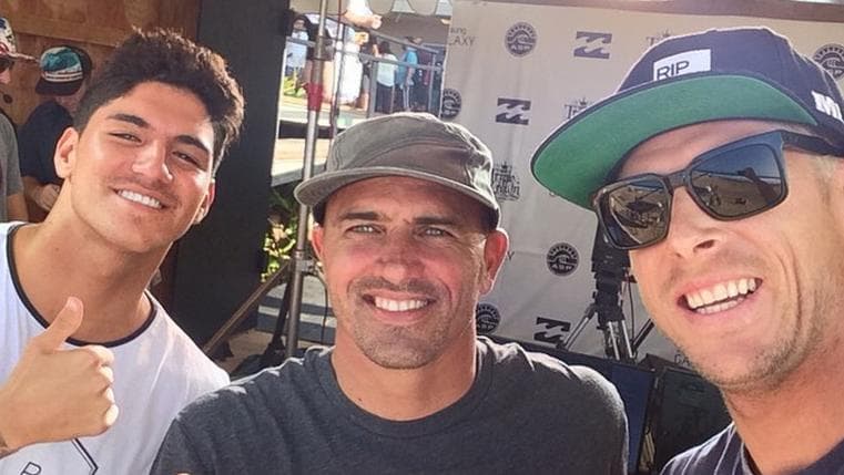 Kelly Slater postou foto com Gabriel Medina e Mick Fanning em Pipeline