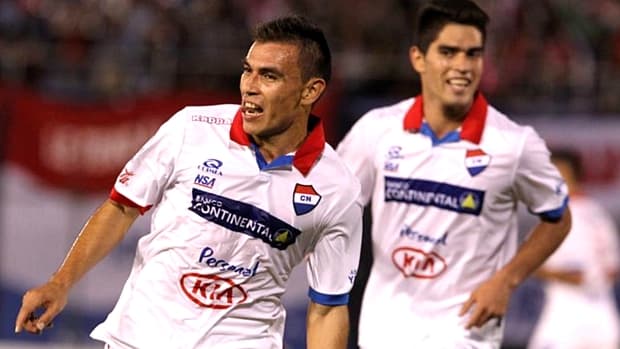 Derlis Orué comemora segundo gol do Nacional sobre o Defensor