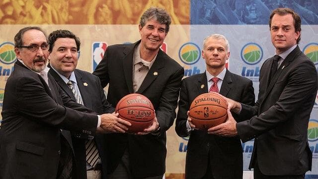 Dirigentes da NBA e da LNB posam para fotos no Clube Pinheiros, em São Paulo