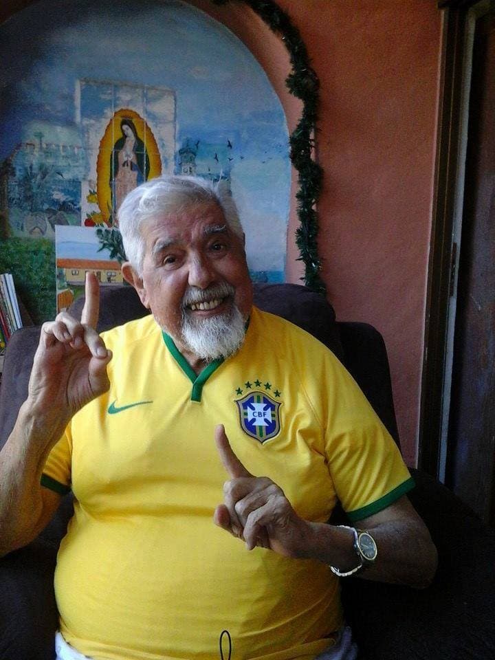 Rubén Aguirre, o professor Girafales da Turma do Chaves, veste a camisa do Brasil