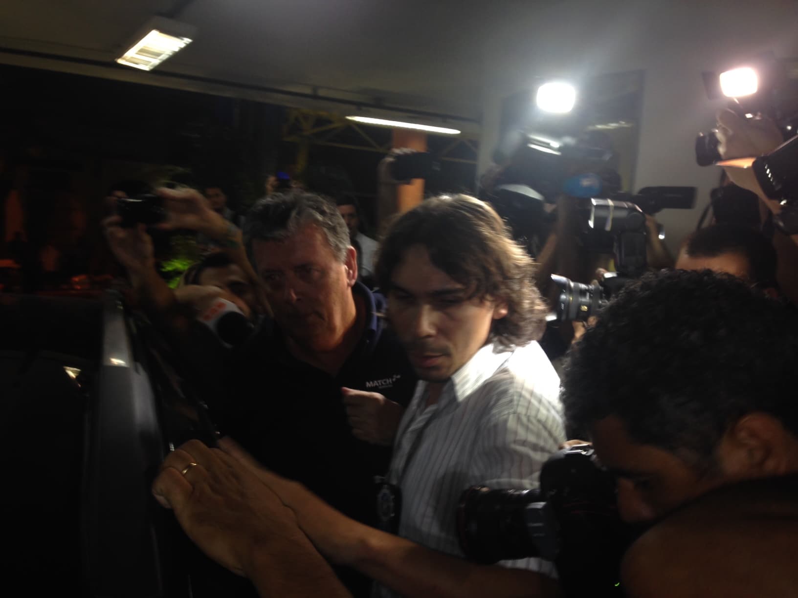 Raymond Whelan chega à 18ª DP (São Cristóvão): para a polícia, o CEO da agêncai Match é o líder da máfia dos ingressos