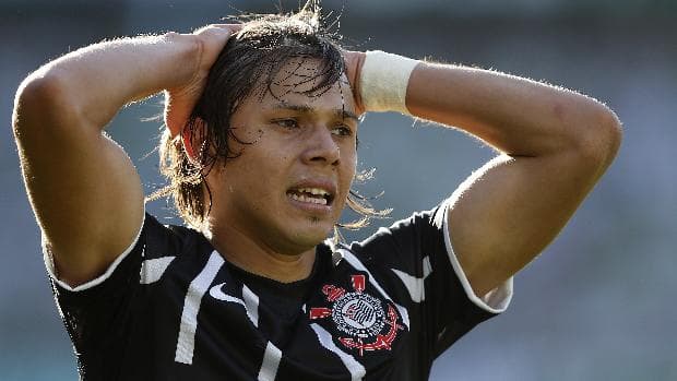 Atacante Romero lamenta chance perdida pelo Corinthians