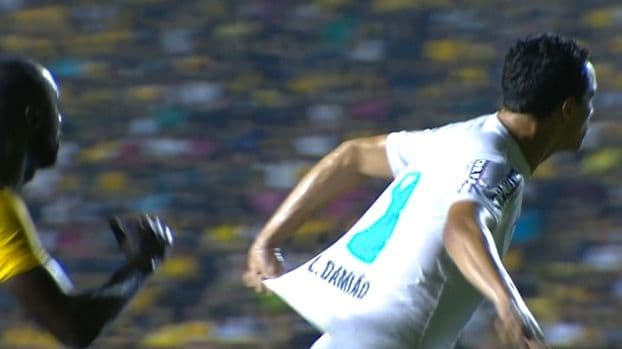 Damião puxa a própria camisa no lance controverso contra o Criciúma
