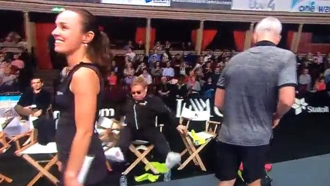 Elton John cai em evento de tênis com Martina Hingis e John McEnroe