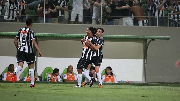Ronaldinho, do Atlético Mineiro, comemora após marcar gol durante a partida contra o Figueirense
