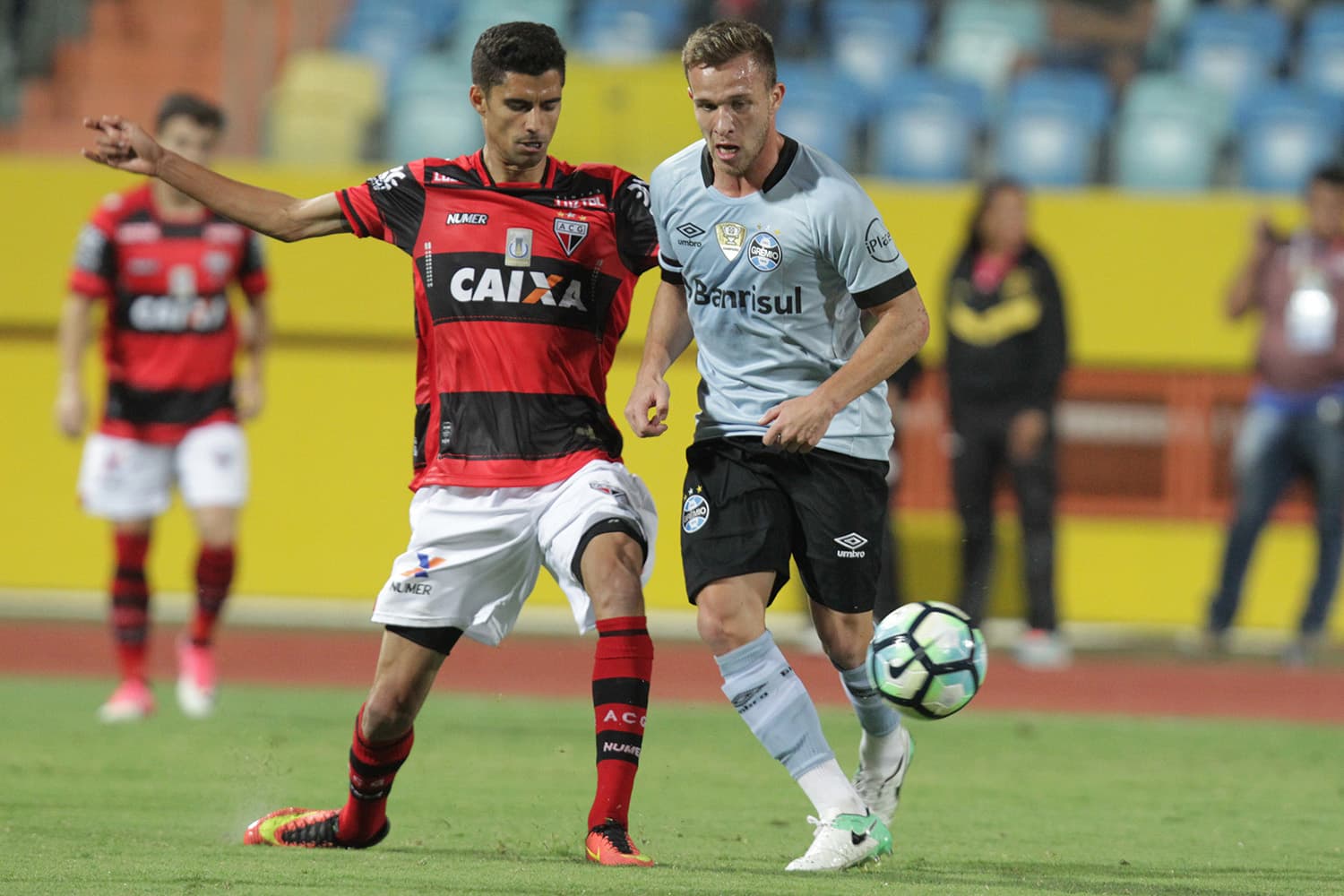 Disputa de bola na partida entre Atlético-GO e Grêmio, em Goiânia