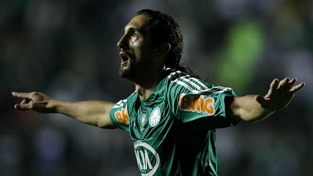 Barcos marcou dois belos gols e deixou o Palmeiras perto da vaga na Sul-Americana