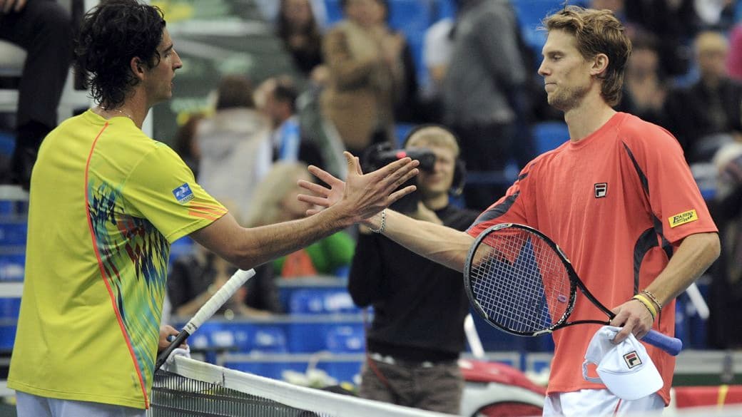Bellucci (à esq.) parabeniza o campeão Seppi na final em Moscou