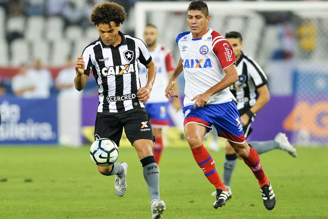 Disputa de bola no jogo entre Botafogo e Bahia, no Rio
