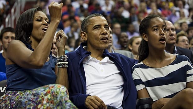 O presidente americano Barack Obama, ao lado da mulher, Michelle, e da filha Malia