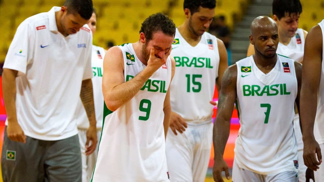 O abatimento dos jogadores brasileiros depois da derrota de terça para a Jamaica