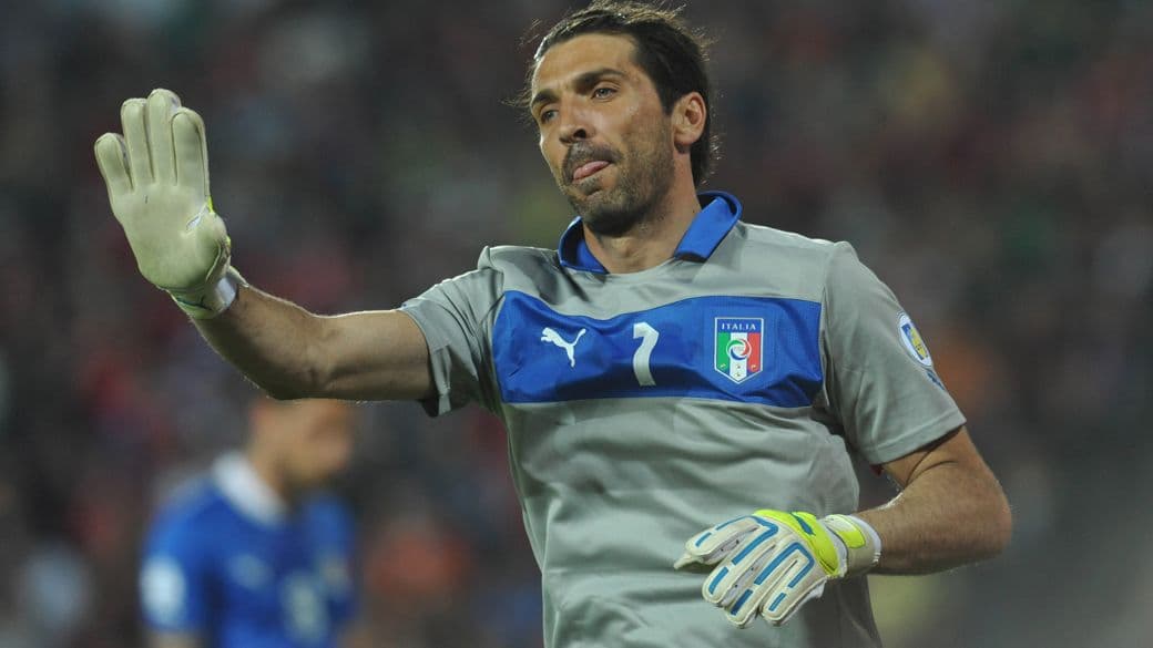 O goleiro Buffon, da seleção italiana, em partida pelas Eliminatórias para a Copa