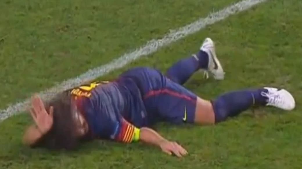 O zagueiro do Barcelona Carles Puyol sofreu lesão no braço