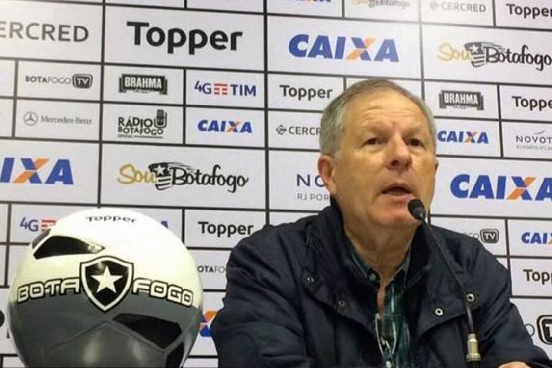 Presidente do Botafogo, Carlos Eduardo Pereira, durante coletiva de imprensa