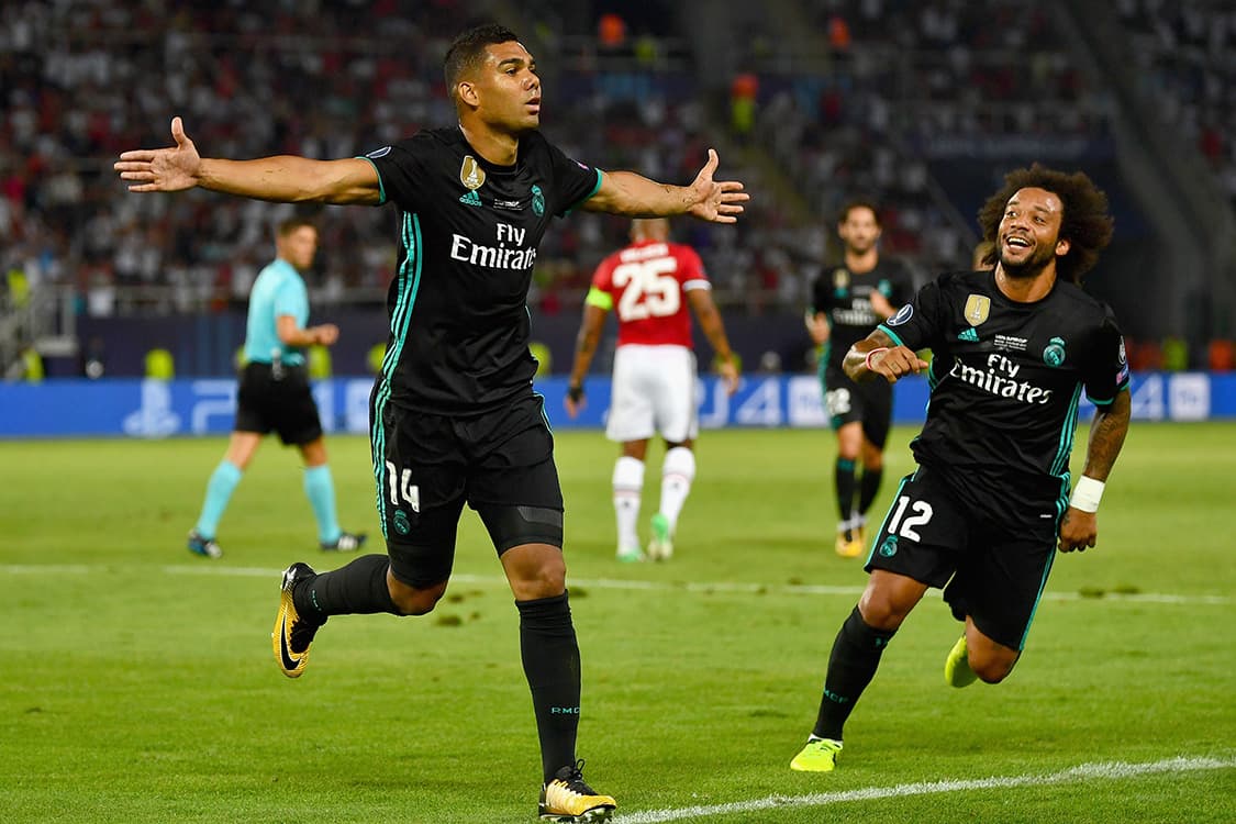 Casemiro comemora com Marcelo, após marcar gol para o Real Madrid contra o Manchester United