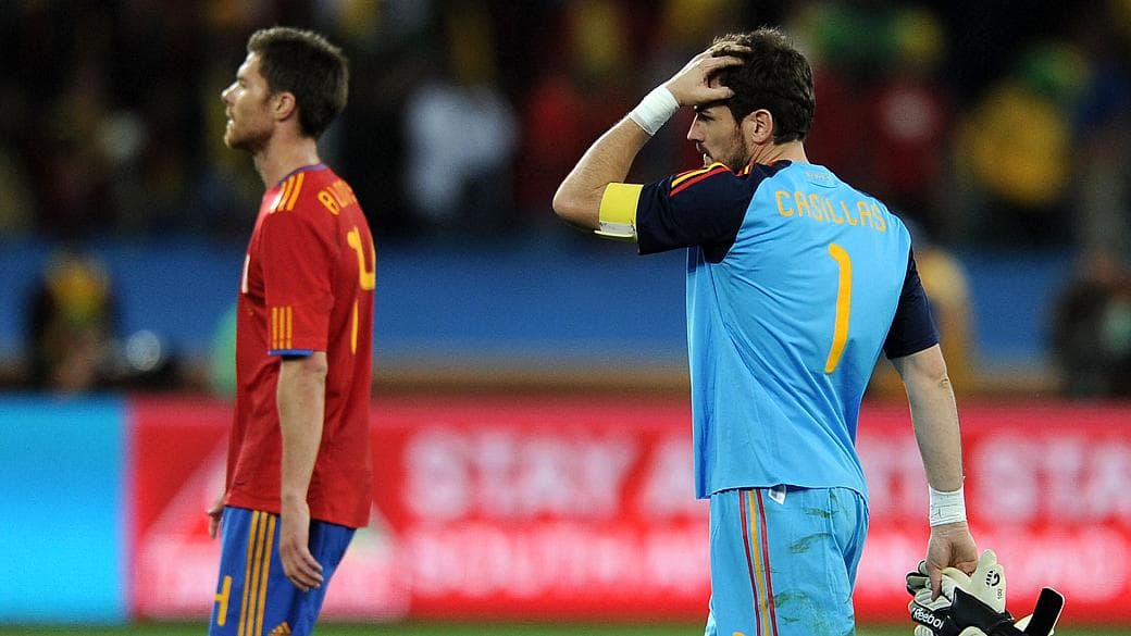 Companheiros no Real Madrid, na seleção e nos tribunais: Xabi Alonso e Casillas foram campeões do mundo em 2010