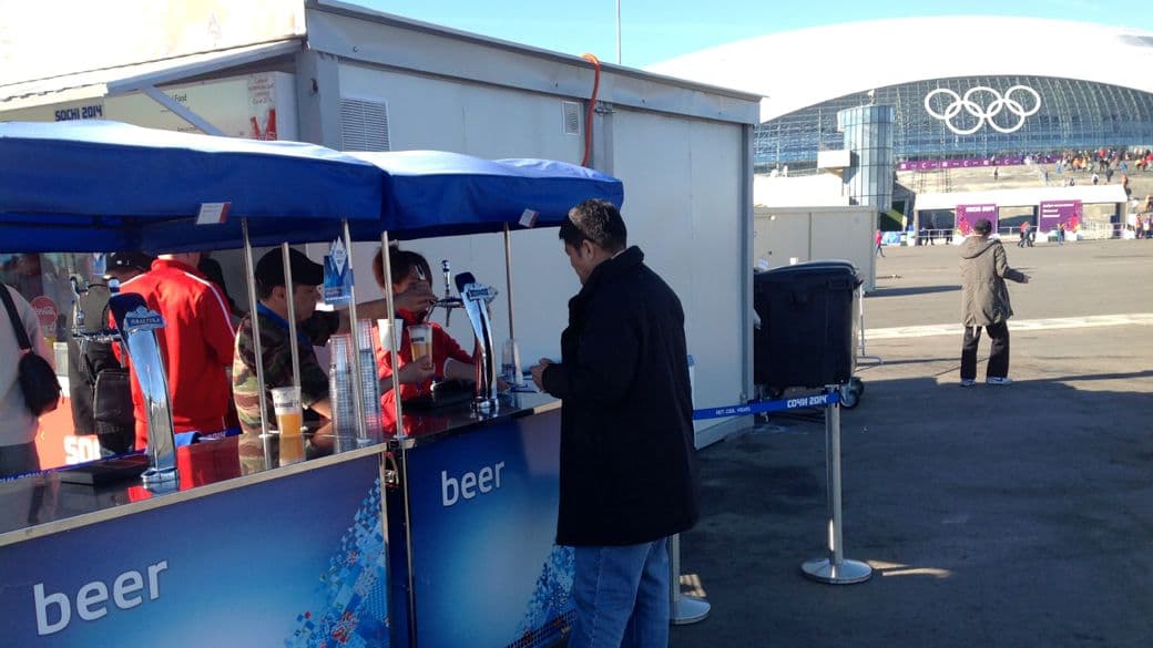 Cerveja em Sochi: só a 50 metros da arena, por 150 rublos (o equivalente a 10 reais)