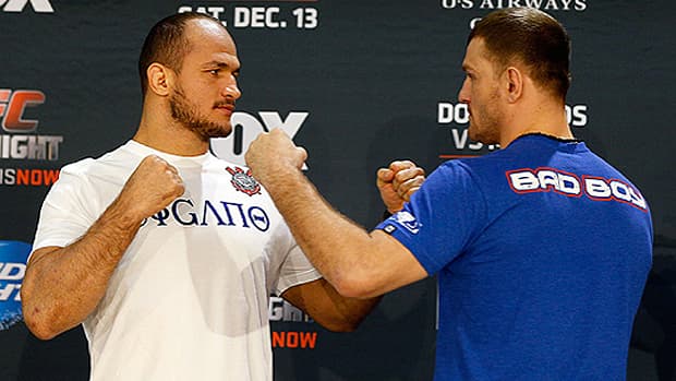 Junior Cigano e Stipe Miocic se enfrentam na luta principal do UFC em Phoenix, no Arizona (EUA)