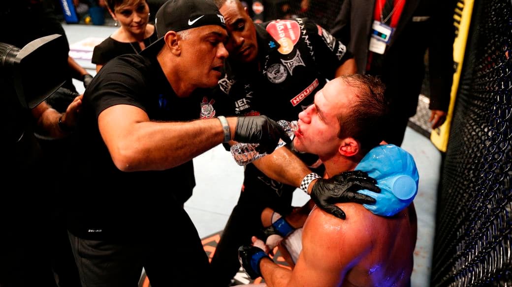 UFC 166: Júnior Cigano é atendido por sua equipe num dos intervalos entre rounds