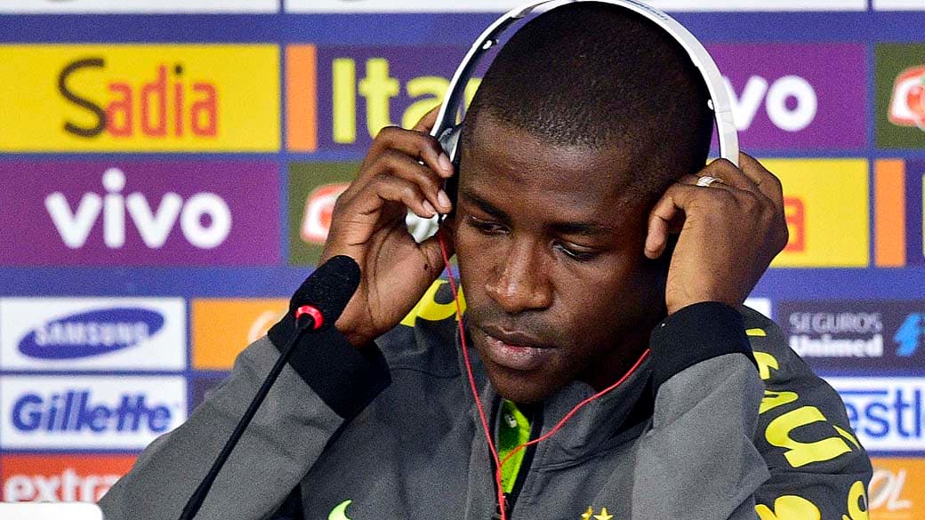 Ramires, volante da seleção, durante entrevista coletiva na Granja Comary