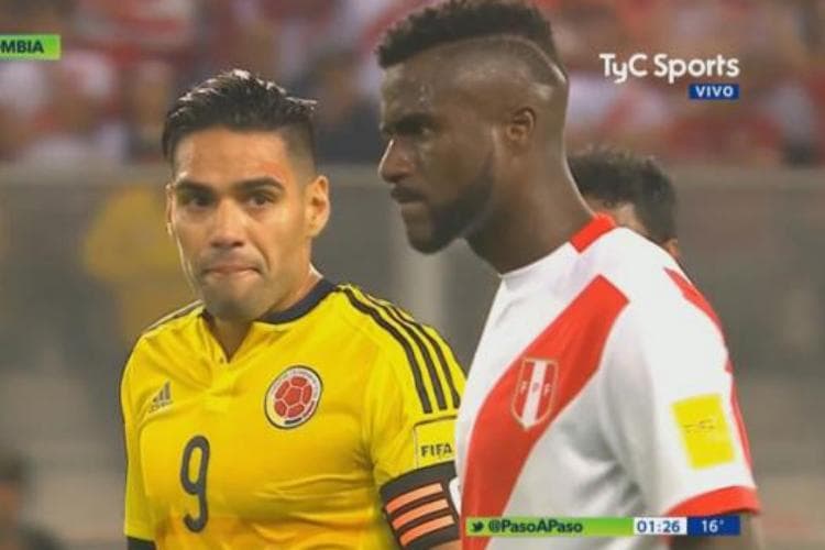 Colombiano Radamel Falcao foi flagrado conversando com peruanos no fim do jogo
