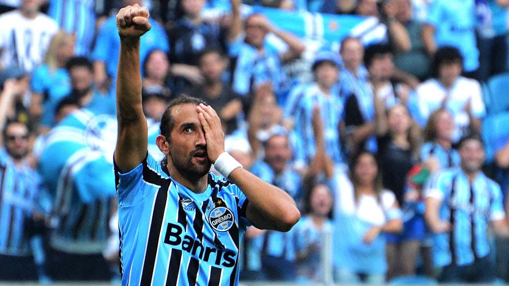 Barcos, do Grêmio, comemora seu gol durante partida entre Grêmio e Corinthians válida pela 17ª rodada do campeonato Brasileiro, na arena Grêmio, em Porto Alegre (RS)