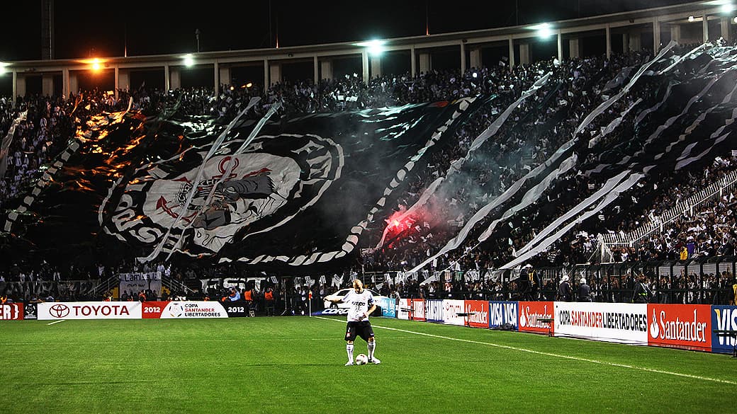 Torcedores do Corinthians antes do início do segundo jogo da semifinal da Libertadores, no esádio do Pacaembu