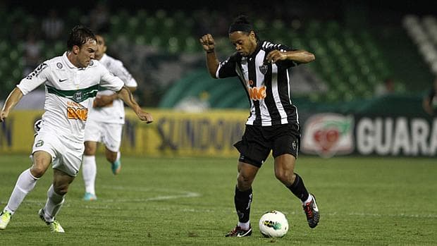 Willian em lance com Ronaldinho durante partida entre Coritiba x Atlético MG
