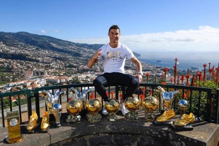 Cristiano Ronaldo posa com seus troféus na Ilha da Madeira