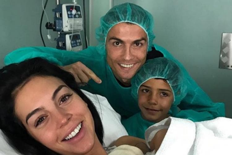 Cristiano Ronaldo, com a namorada Georgina Rodríguez e o filho Cristianinho após nascimento da caçula Alana