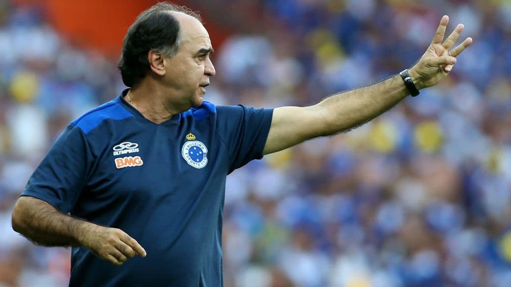 O técnico Marcelo Oliveira comanda o Cruzeiro contra o Grêmio, no Mineirão