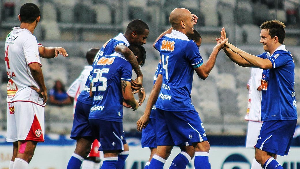Jogadores do Cruzeiro comemoram o segundo gol da equipe contra o Boa
