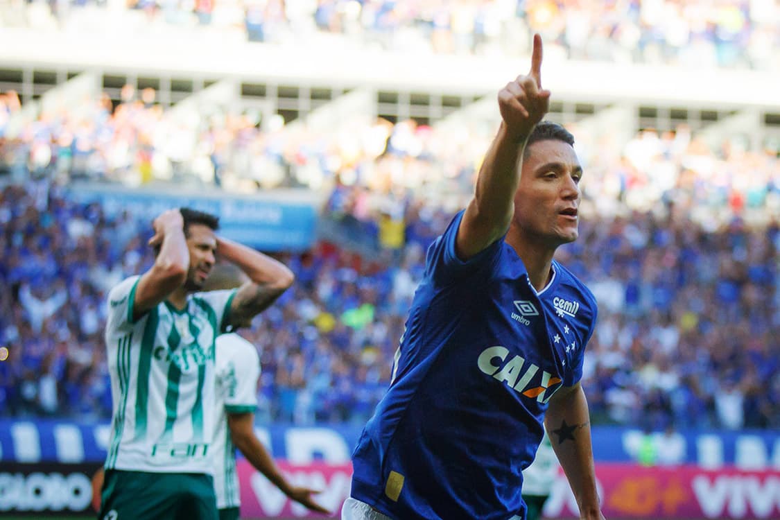 Thiago Neves, do  Cruzeiro, comemora gol contra o Palmeiras, pelo Campeonato Brasileiro, no estádio do Mineirão