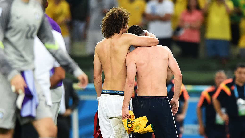 David Luiz abraça o colombiano James Rodríguez no final da partida no Castelão, em Fortaleza