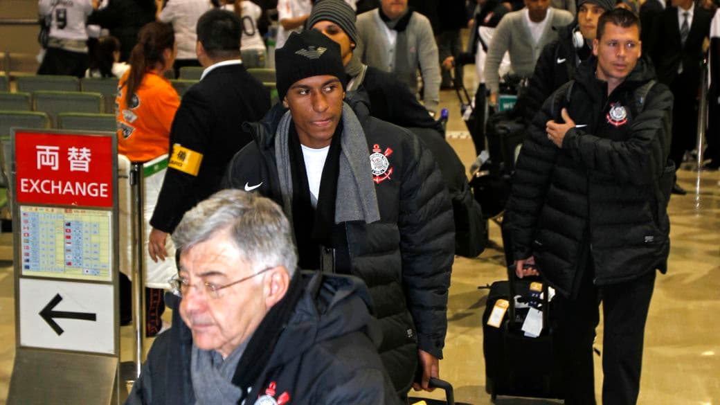 O desembarque da delegação do Corinthians no Aeroporto de Narita, no Japão