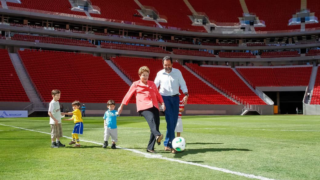 Com medo de ser xingada mais uma vez pelo povão da elite branca, a presidenta Dilma Roskoff ainda não decidiu se vai pintar no estádio Mané Garrincha