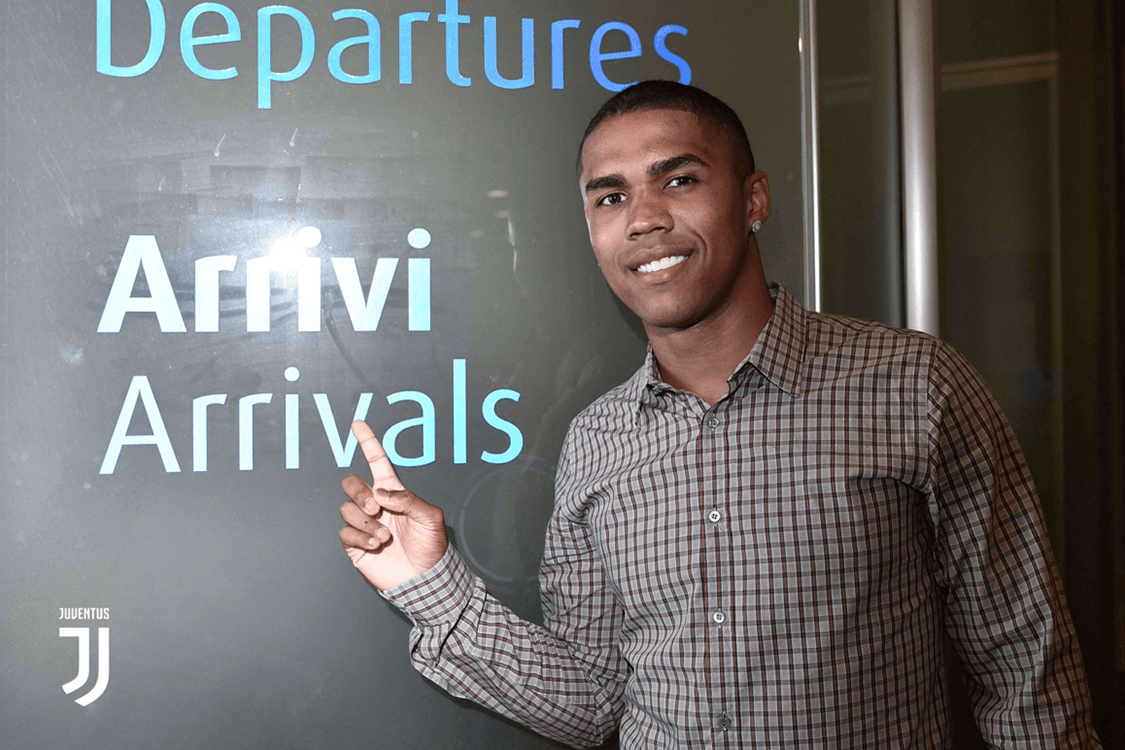 Douglas Costa chegando em Turim, na Itália
