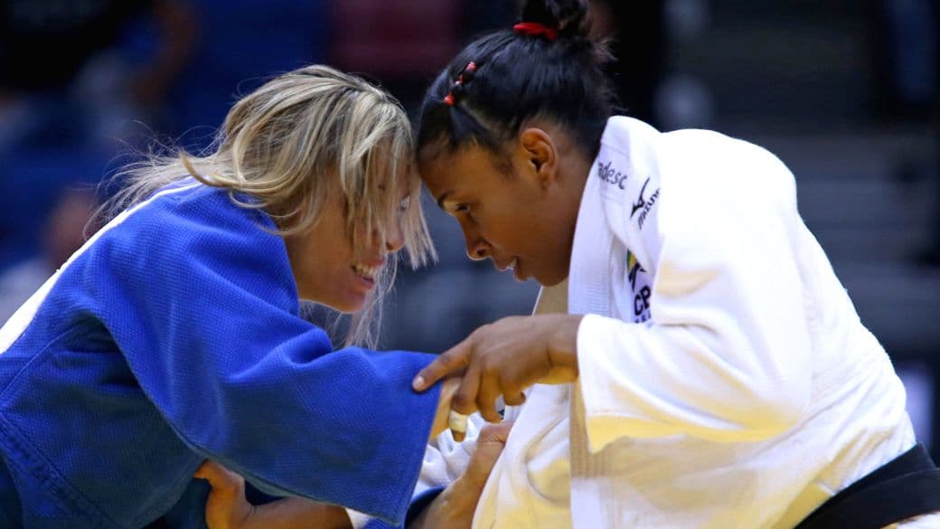 Érika Miranda (à dir.) no Mundial de Judô: esperança de medalha em 2016