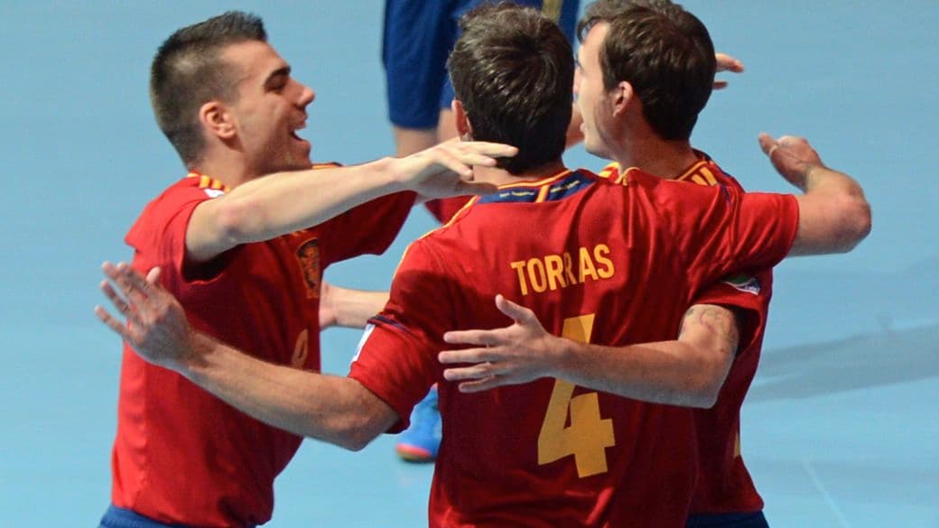 O espanhol Torras (C) comemora gol marcado em partida contra a Itália no Mundial de Futsal em 16 de novembro em Bangkok