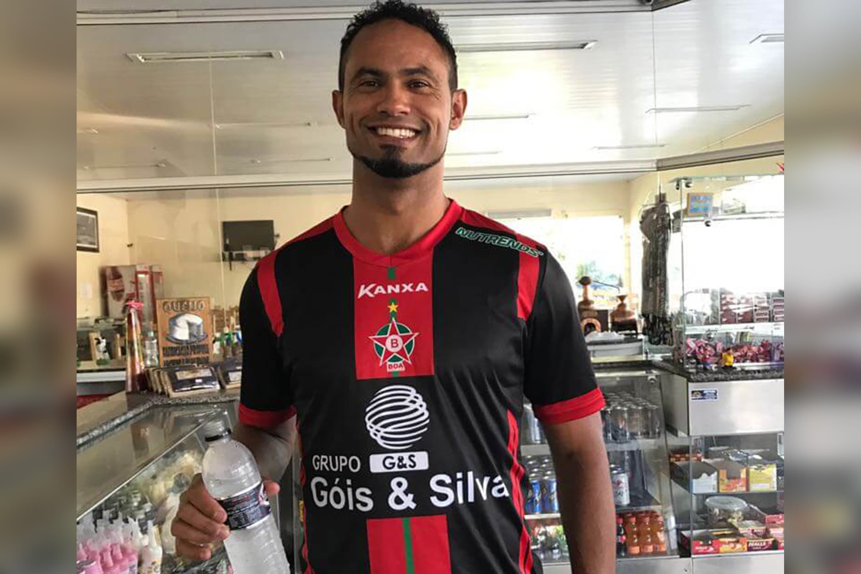 O goleiro Bruno Fernandes com a camisa do Boa Esporte Clube