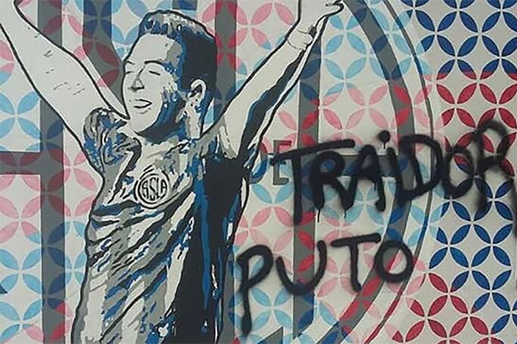 Pixação contra o jogador Julio Buffarini aparece na parede do estádio Pedro Bidegain, do San Lorenzo, na Argentina