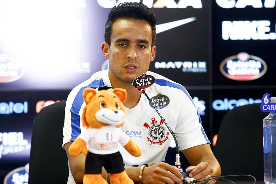 Entrevista coletiva do jogador Jadson durante o treino do Corinthians realizado no CT, em São Paulo