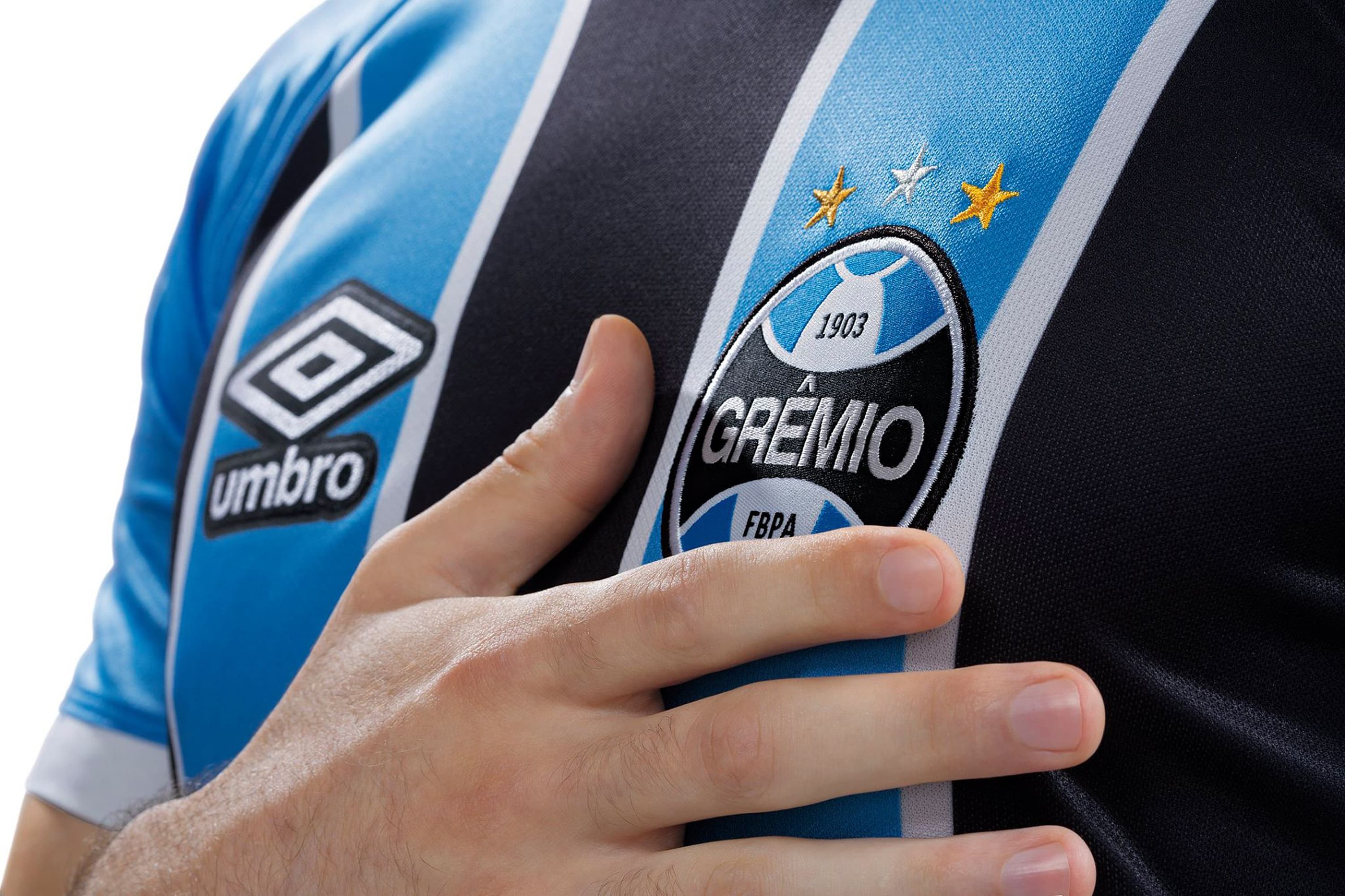Grêmio apresenta camisa para 2017 e Libertadores