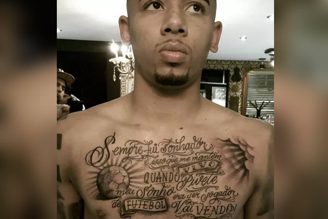 Gabriel Jesus exibe nova tatuagem